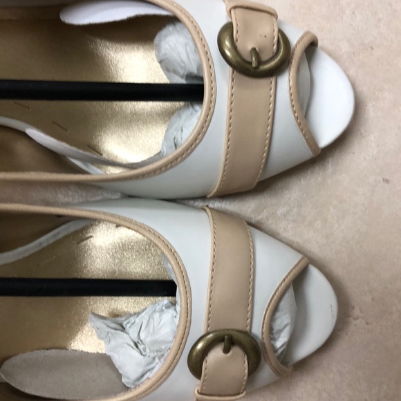 New white peep-toe pumps - Picture 3 of 4